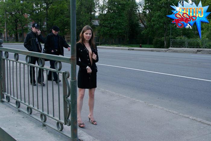 16P Sexy kitty shows her skills in the street