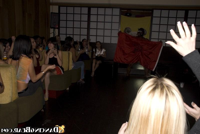 16P Dozens of amateur babes give head on the hardcore party