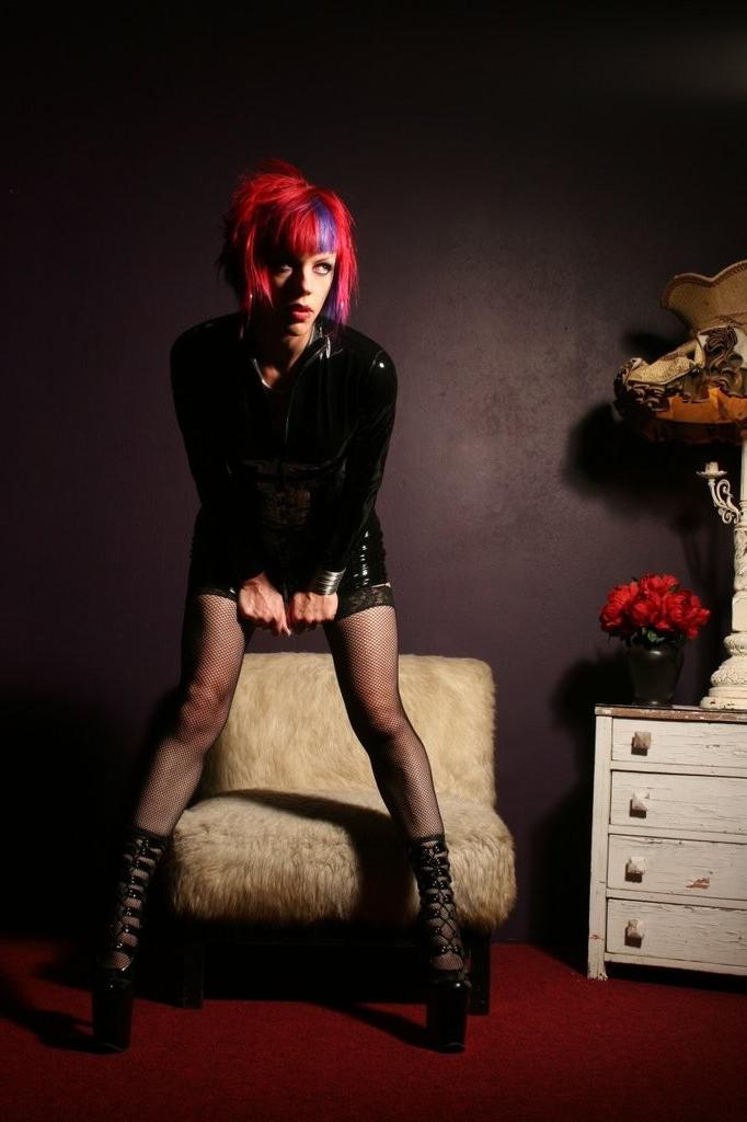 15P Gothic-Rothaarige posiert in Latex