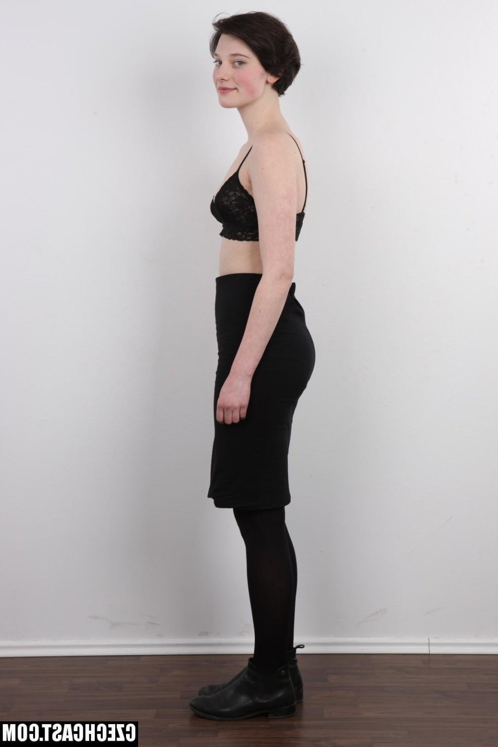 12P Anna sexy tschechisches Casting-Girl zieht sich beim Porno-Vorsprechen nackt aus