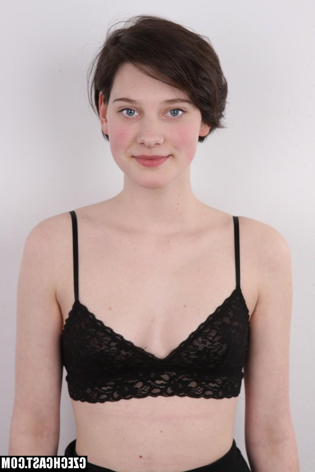 12P Anna sexy tschechisches Casting-Girl zieht sich beim Porno-Vorsprechen nackt aus