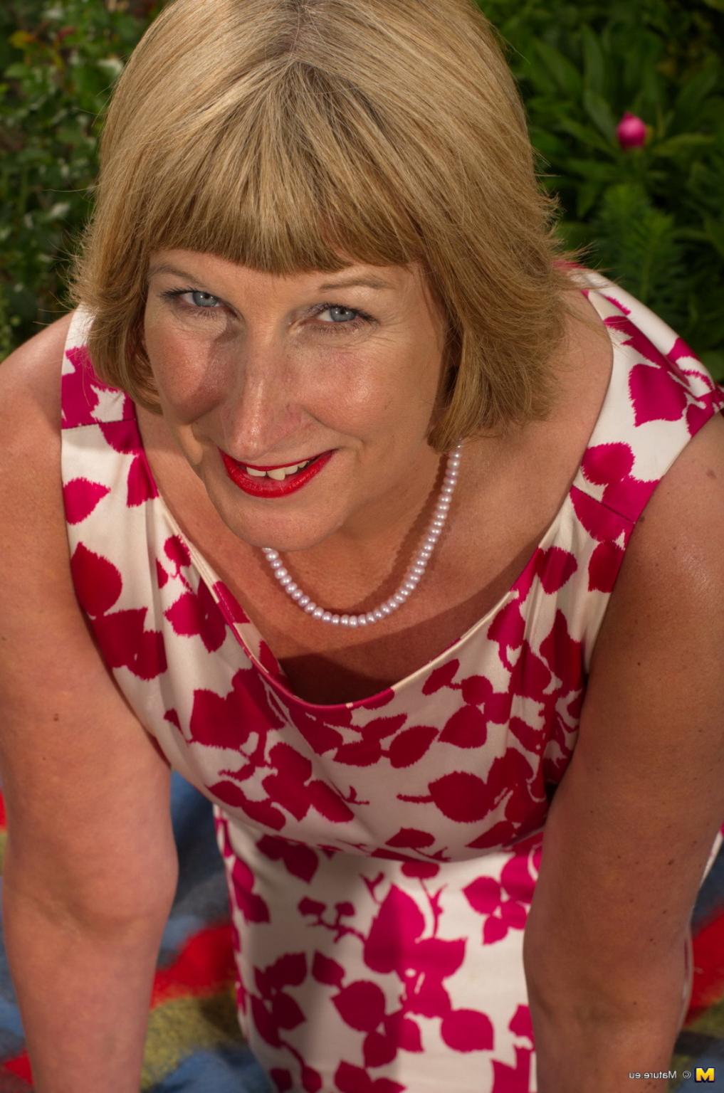 16P Horny British mature lady playing in the garden