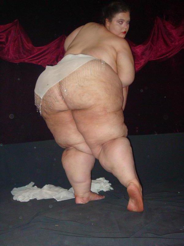 12P Very fat young babe posing nude