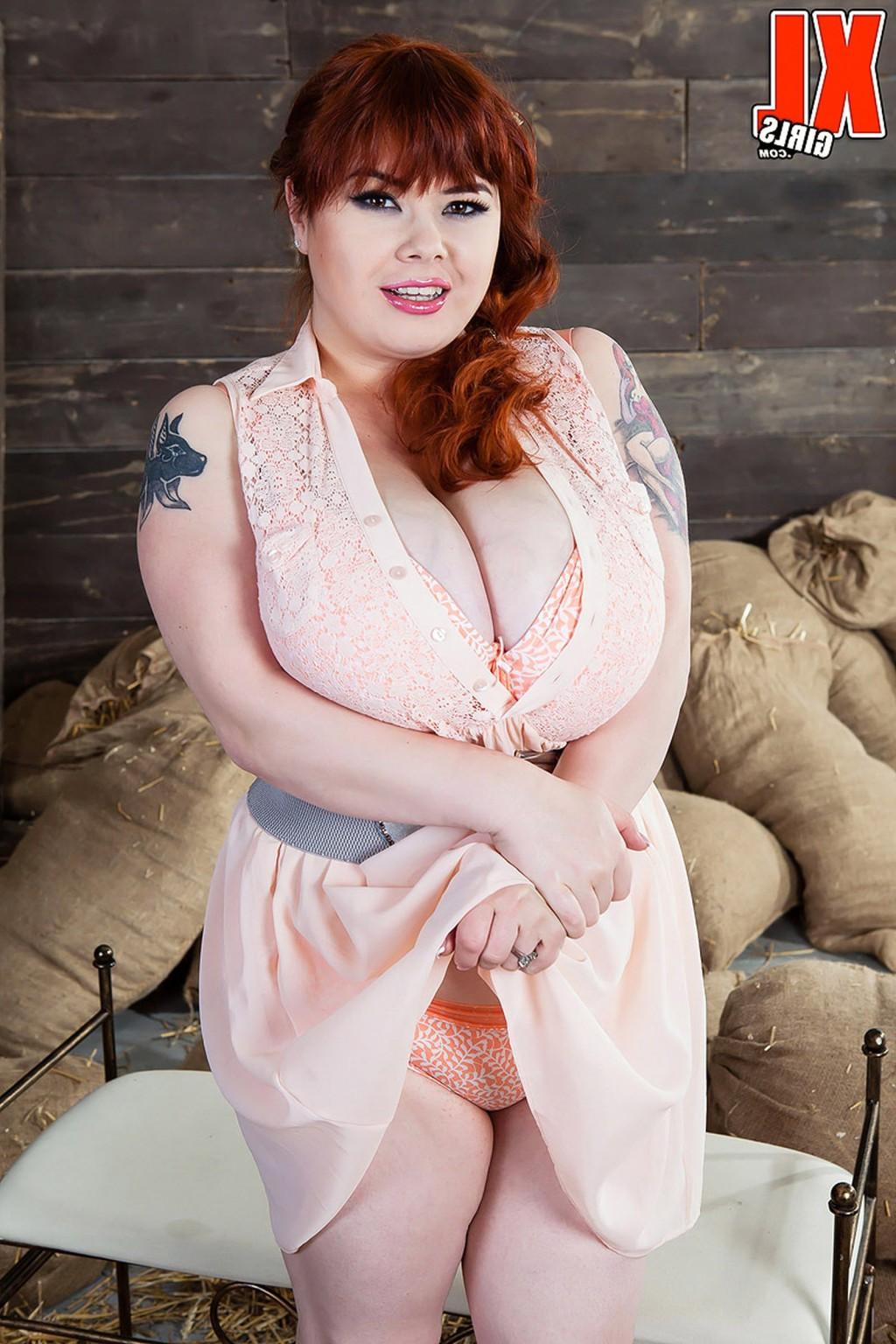 16P Hot big lady Roxanne Miller shows us her huge natural boobies