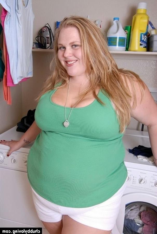 16P Fat blonde Christina Curves gets nasty in laundry