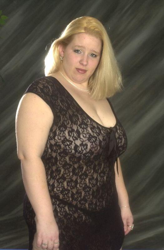 15P Sweet plump girl stripping and spreading her pussy