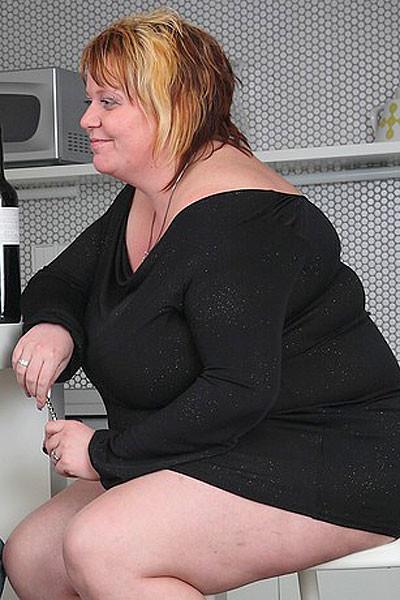 12P He dates a hot slender chick but he chooses to go home with and fuck this plumpe