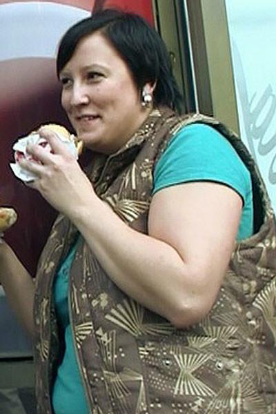 12P He picks her up at the hot dog stand and then she goes home and scarfs down his 