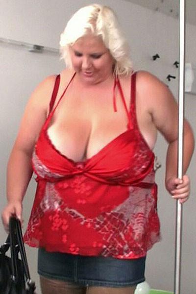 12P After he takes her picture the BBW beauty gets a good hard fucking from the sexy