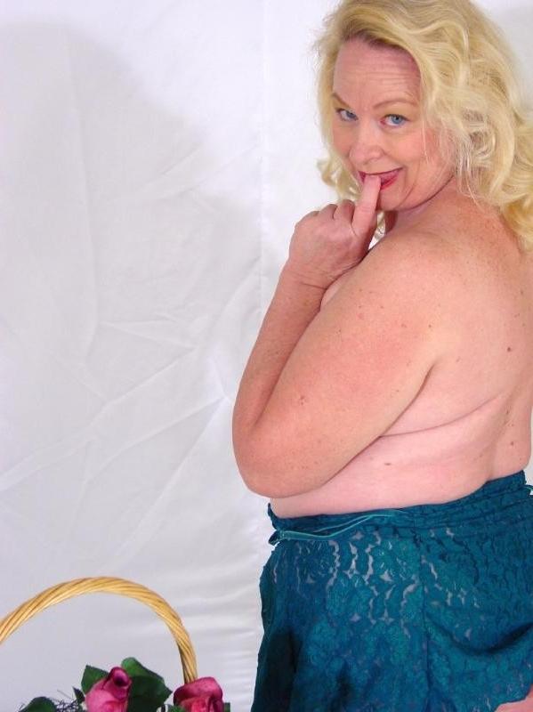 12P big titted older women plumper posing nude