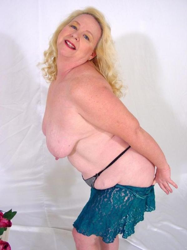 12P big titted older women plumper posing nude