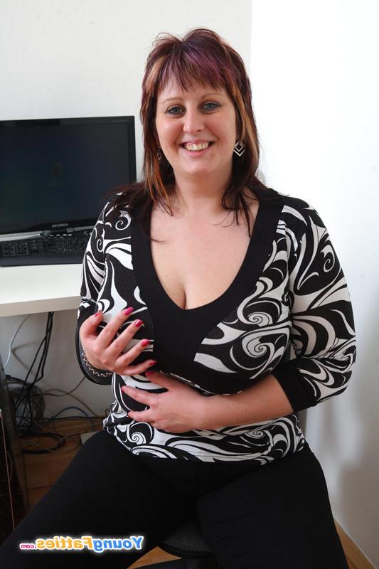 12P Plump young beauty exposes her amazing bare curves