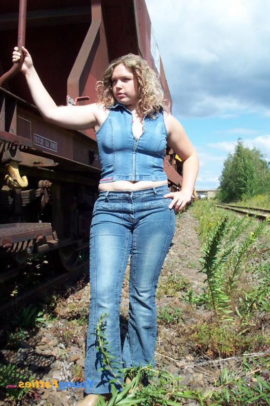 12P Young plump girlie spreads her spare buns alfresco