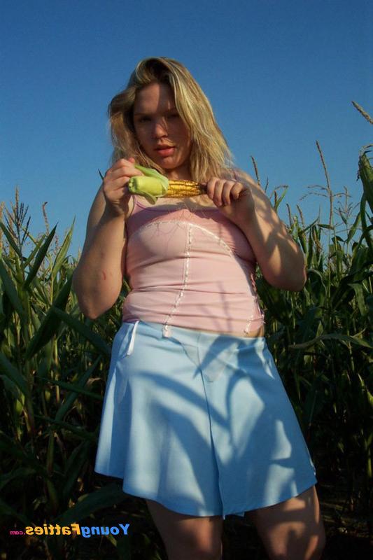 12P Cute college fatty flashes pussy at corn field