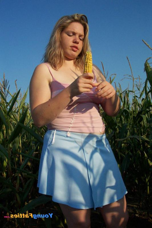 12P Cute college fatty flashes pussy at corn field
