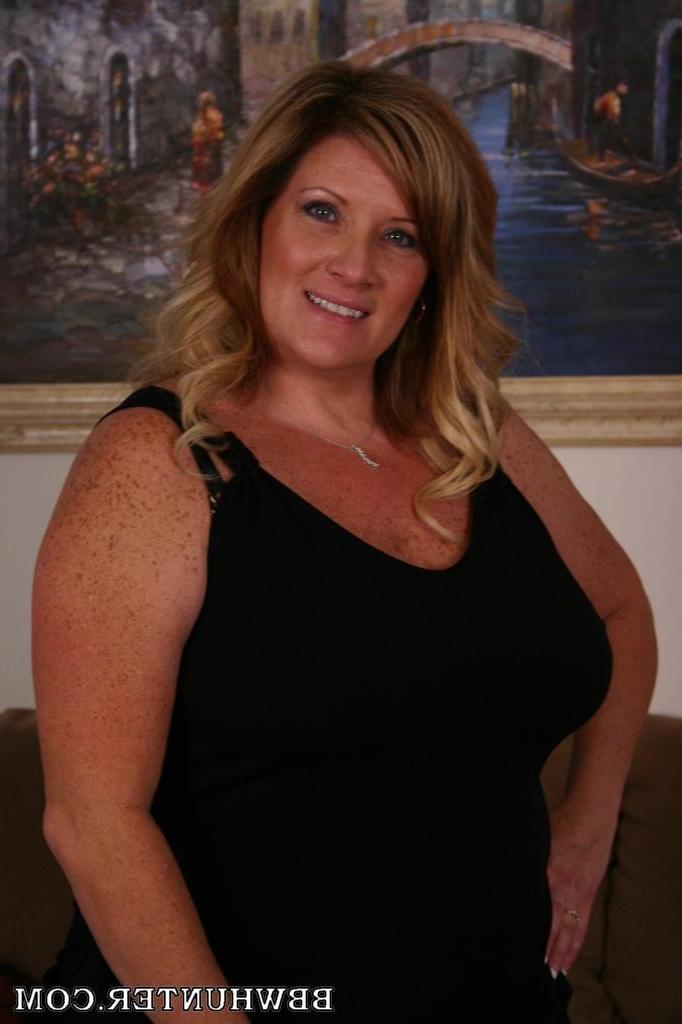 12P Sexy photos of blonde BBW Deedra stripping off her clothes and acting sexy for t