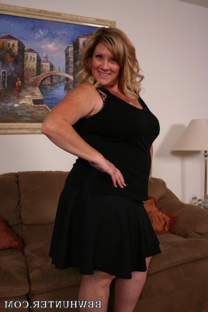 12P Sexy photos of blonde BBW Deedra stripping off her clothes and acting sexy for t