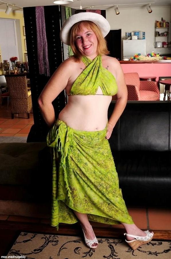 16P Redhead mature plumper getting naked and demonstrating pussy