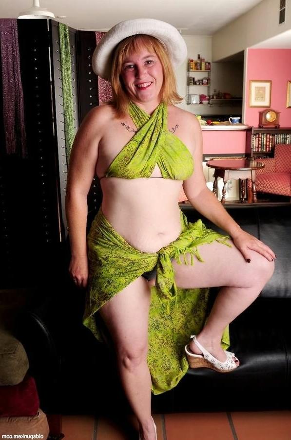 16P Redhead mature plumper getting naked and demonstrating pussy