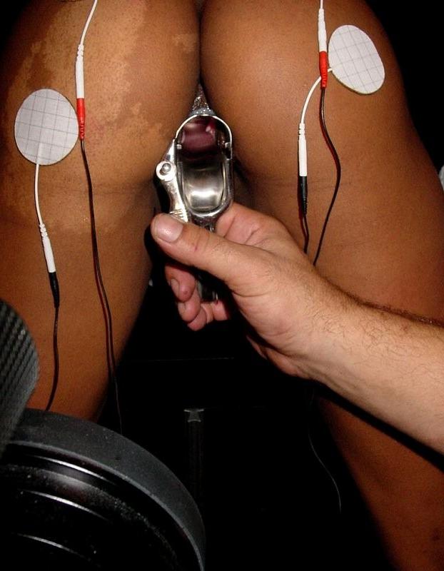 20P Master and slave playing with electric devices on her body