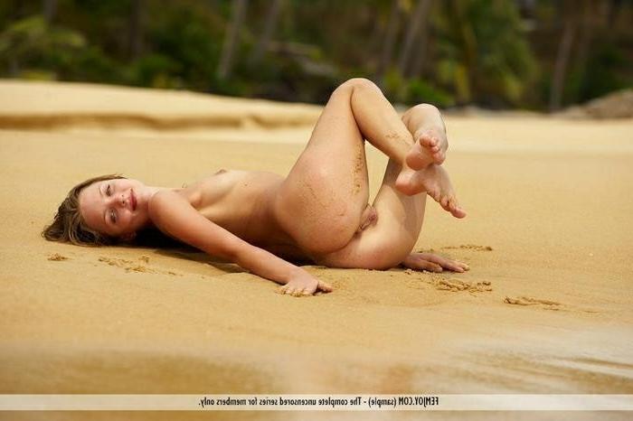 16P Beauty doing erotic nudes at the beach