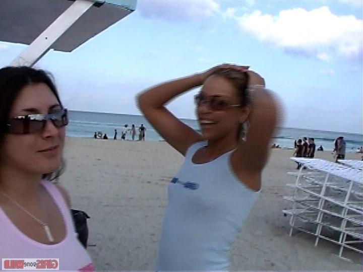 10P Beach babes flash the camera
