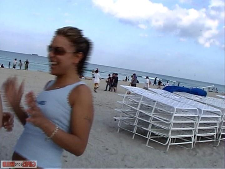 10P Beach babes flash the camera