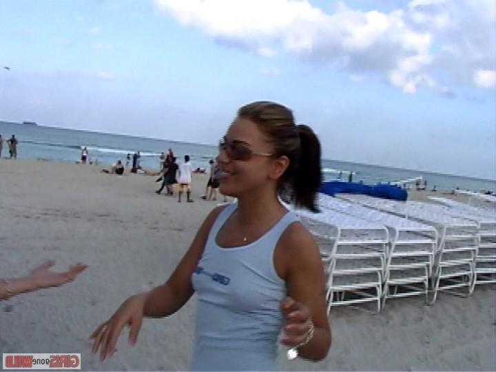 10P Beach babes flash the camera
