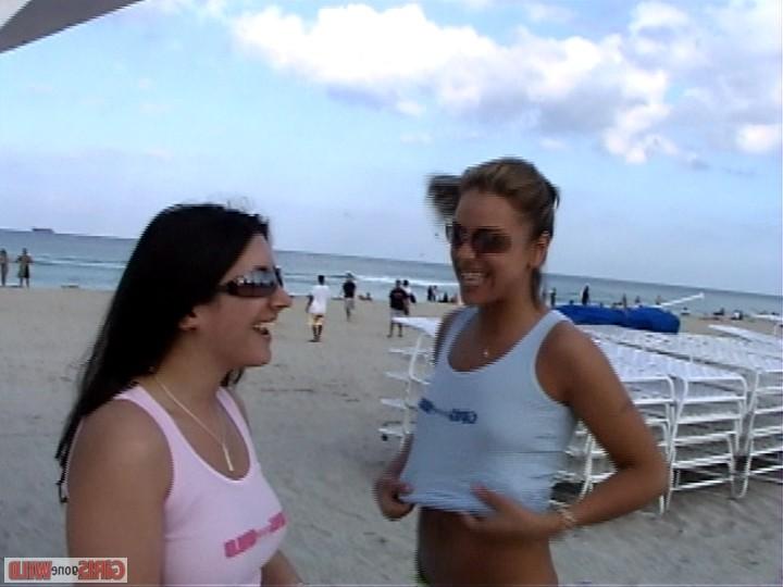 10P Beach babes flash the camera