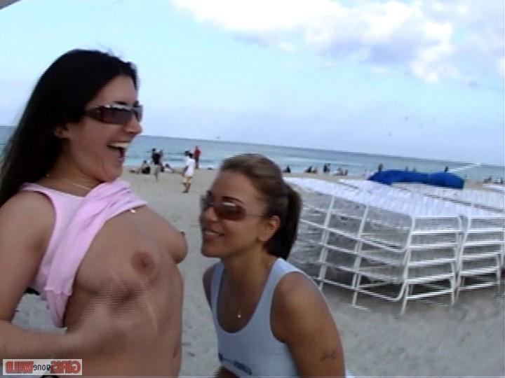 10P Beach babes flash the camera
