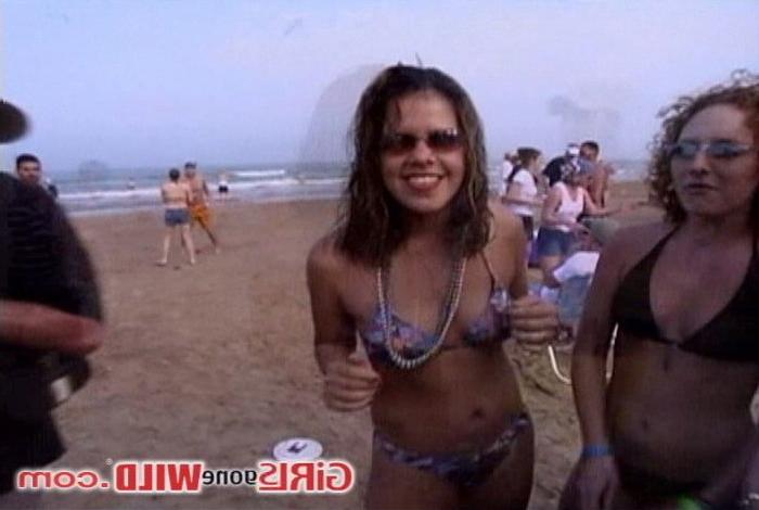 10P Beach babes in bikinis show us their pretty tits