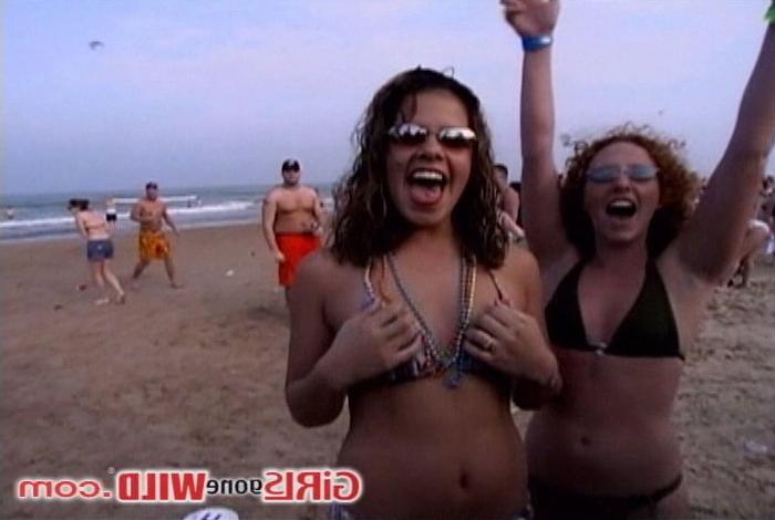 10P Beach babes in bikinis show us their pretty tits