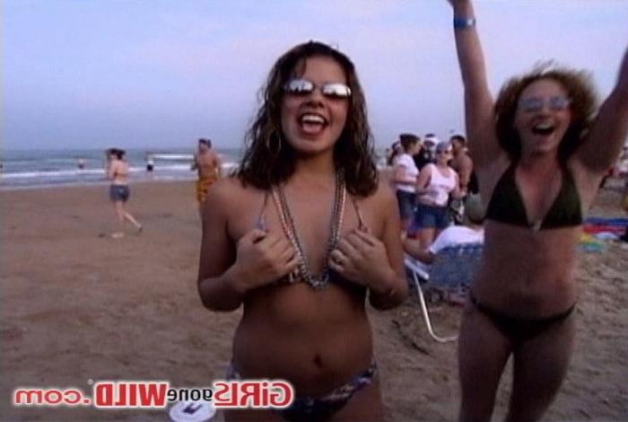 10P Beach babes in bikinis show us their pretty tits
