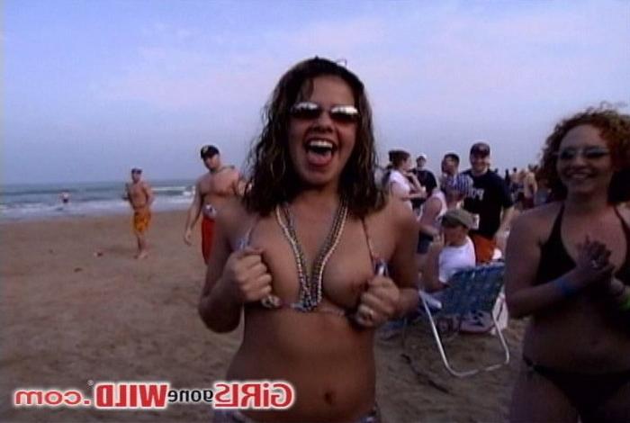 10P Beach babes in bikinis show us their pretty tits