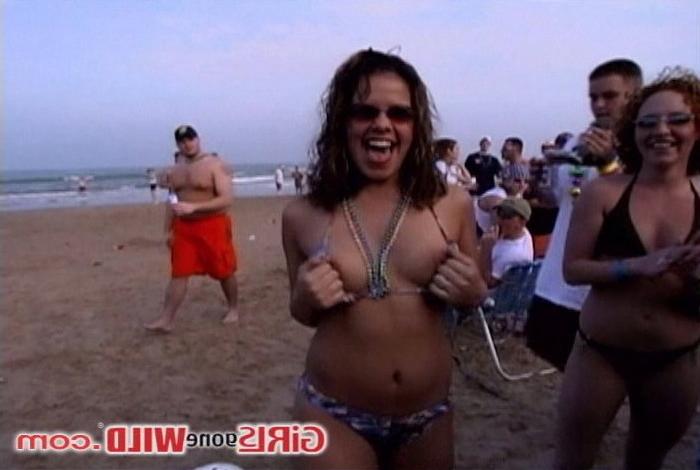 10P Beach babes in bikinis show us their pretty tits