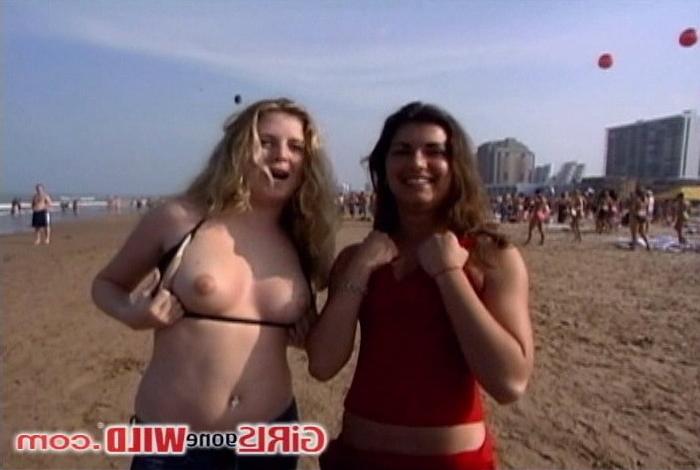 10P Beach babes in bikinis show us their pretty tits