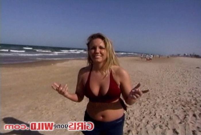 10P Beach babes in bikinis show us their pretty tits