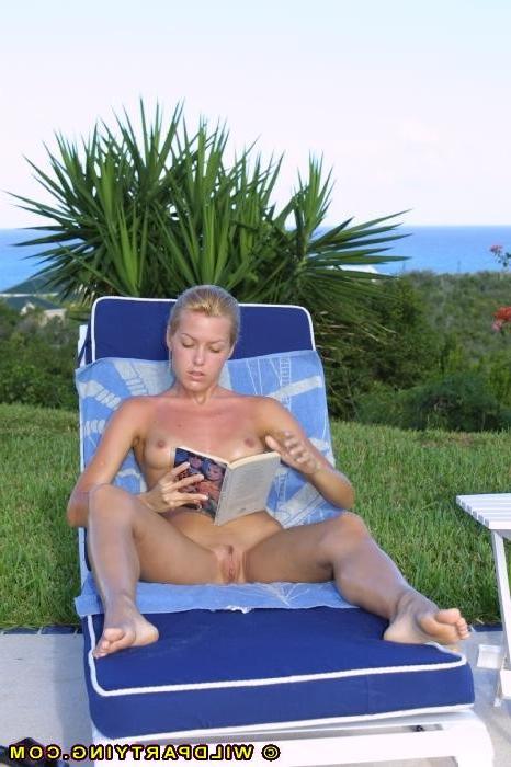 18P A few naked beach babes go tanning