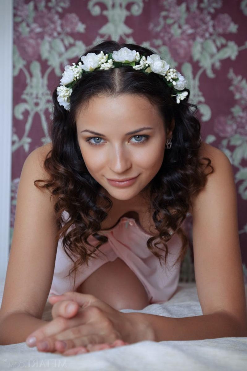 12P Erotic girl with a nice ass