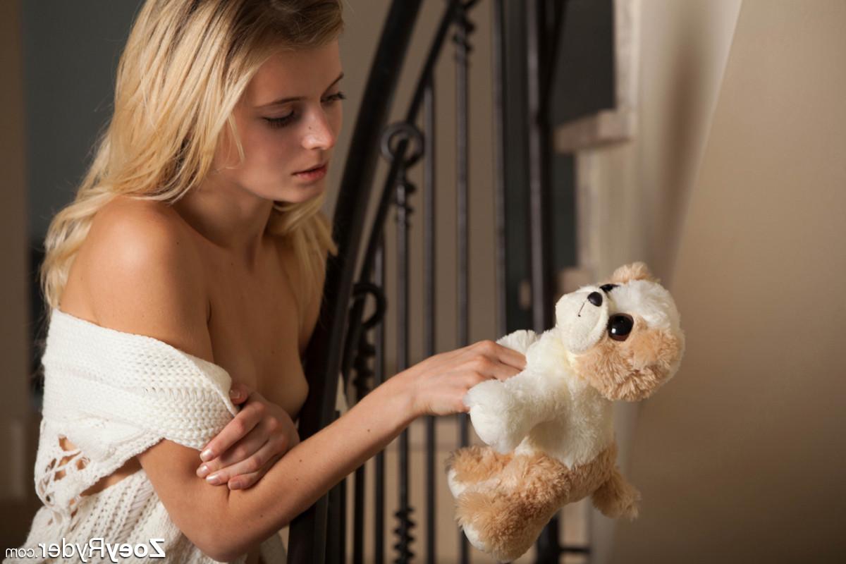 15P Beautiful Teen Zoey Ryder