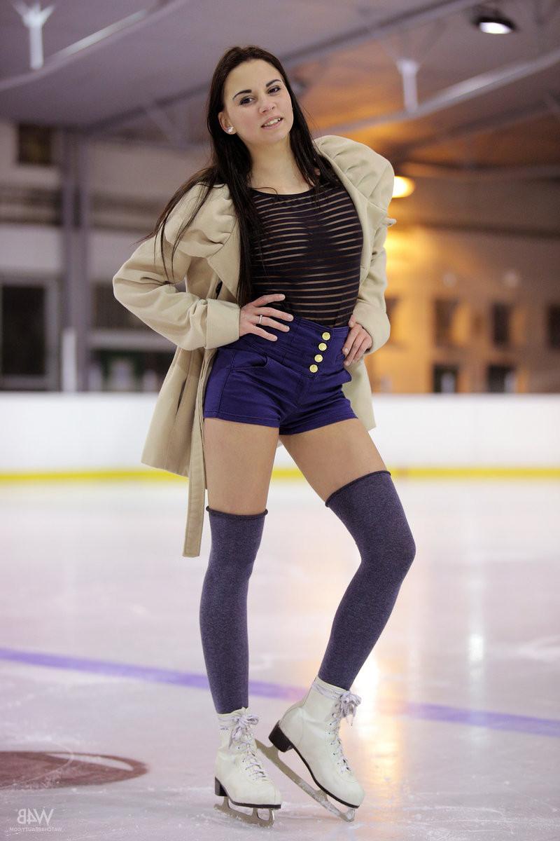 16P Luscious teen ice skater dildoing her tight lil pussy