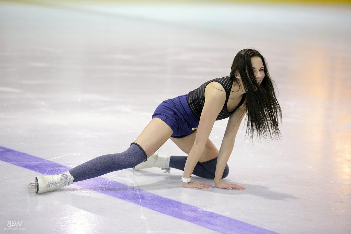 16P Luscious teen ice skater dildoing her tight lil pussy