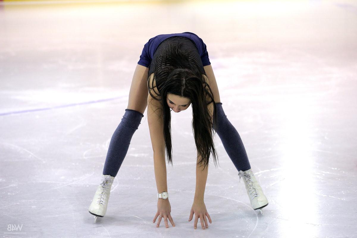 16P Luscious teen ice skater dildoing her tight lil pussy
