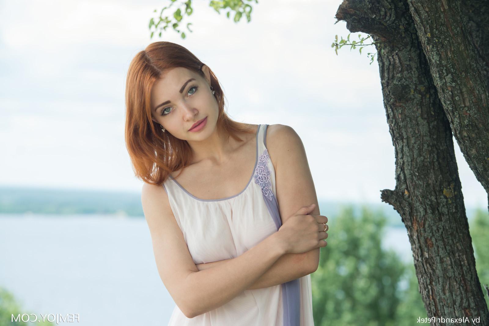 16P Naked girl Calida posing outdoors in these erotic photos