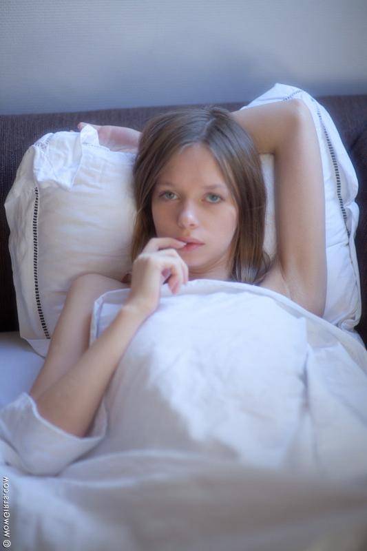 16P Horny girl Gloria spreads off her pink pussy on the bed