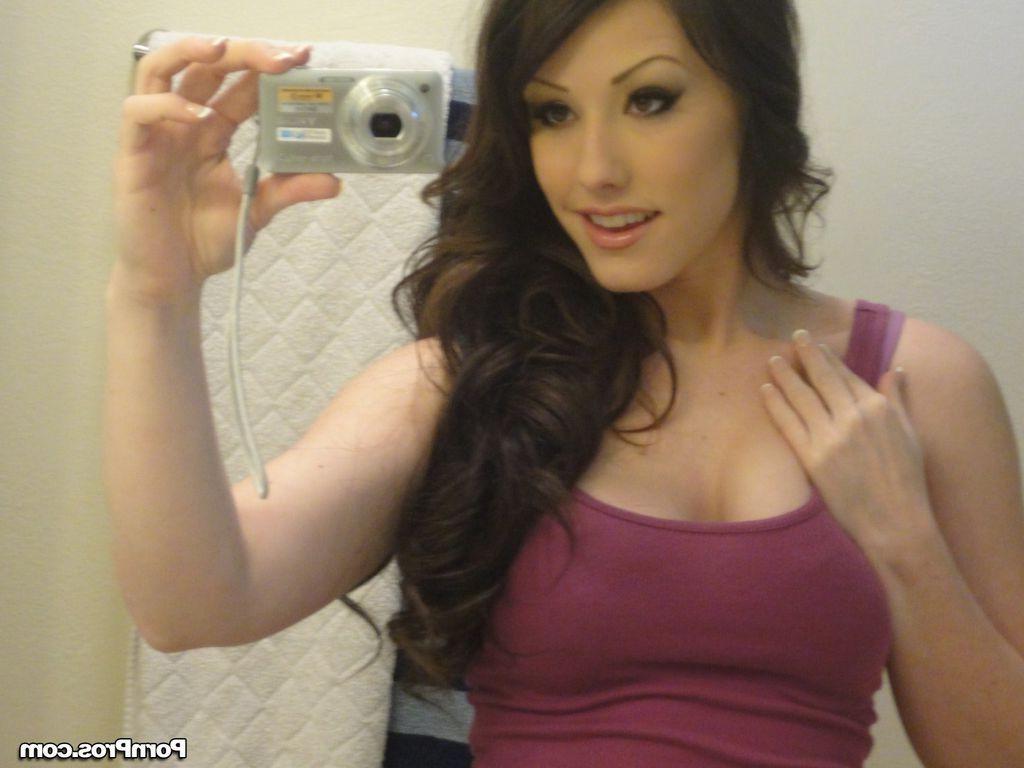 16P Die süße Jennifer White schlug zu Hause auf ihr Bett