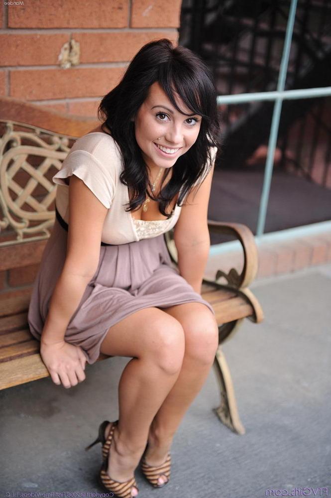 16P Sexy Mindy Lynn stripping in the street