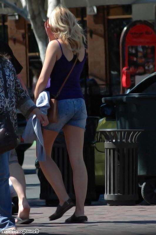 16P Street candids of stunning tan blondes around campus