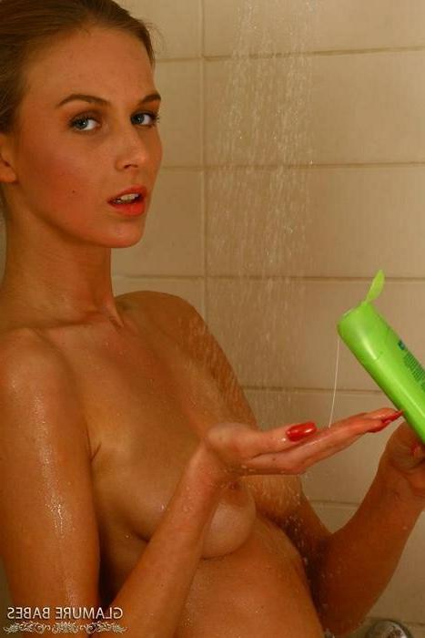 14P Beautiful Babe Taking A Shower