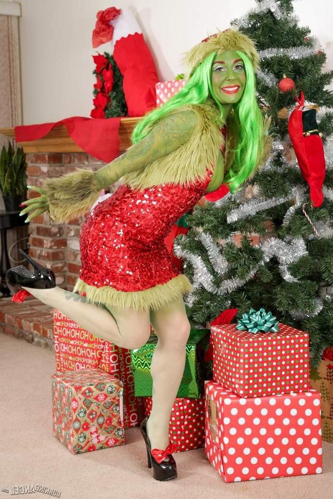 14P Joanna Angel the grinch gaped pussy for Christmas 